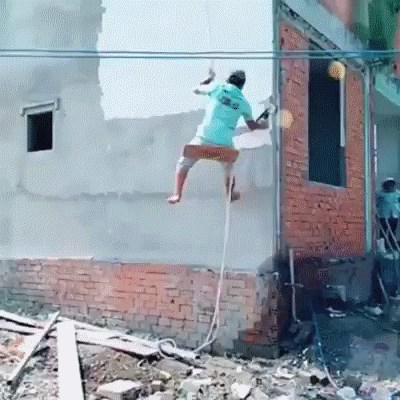 Ovaj radnik je pronašao zanimljiv način da svoj posao obavi što lakše i brže 