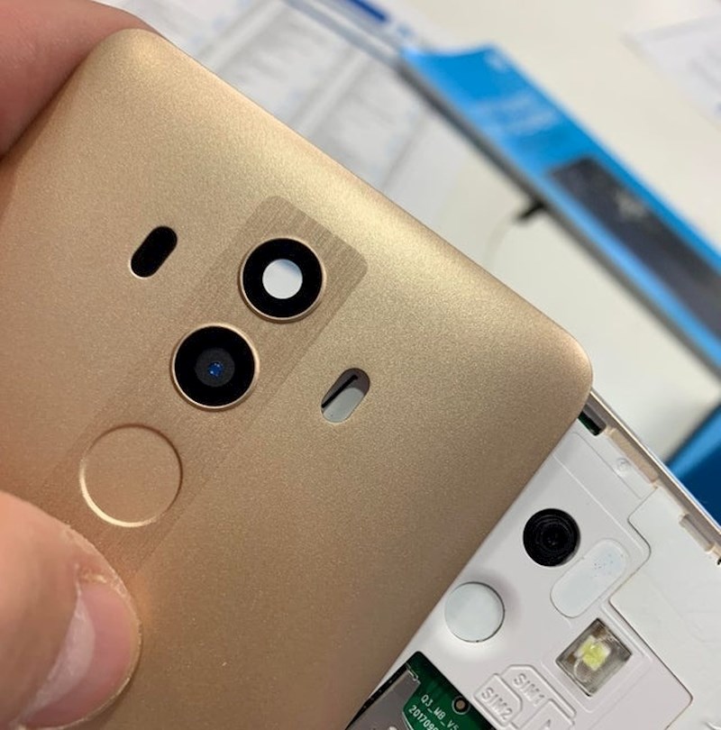 Kupio je smartphone s dual kamerama, no kasnije je shvatio da se ispod plastičnog poklopca krije samo jedna kamera.