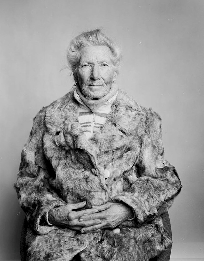 Alla Pavlovna (82) će kupiti voće, obožava kaki.