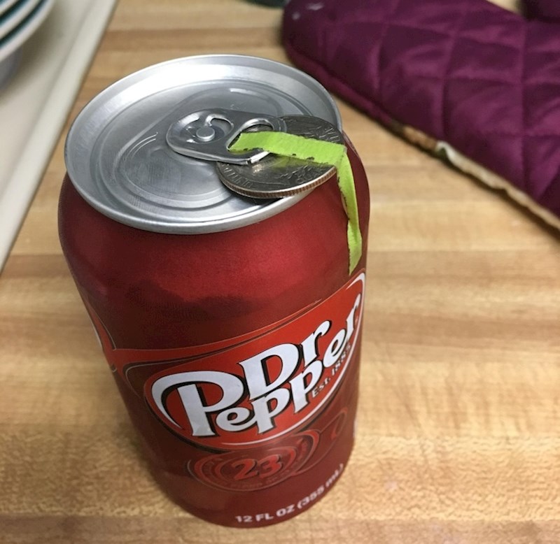 Kupio je limenku iz automata, na njoj je bila zalijepljena kovanica. Znate što to znači - besplatno piće!