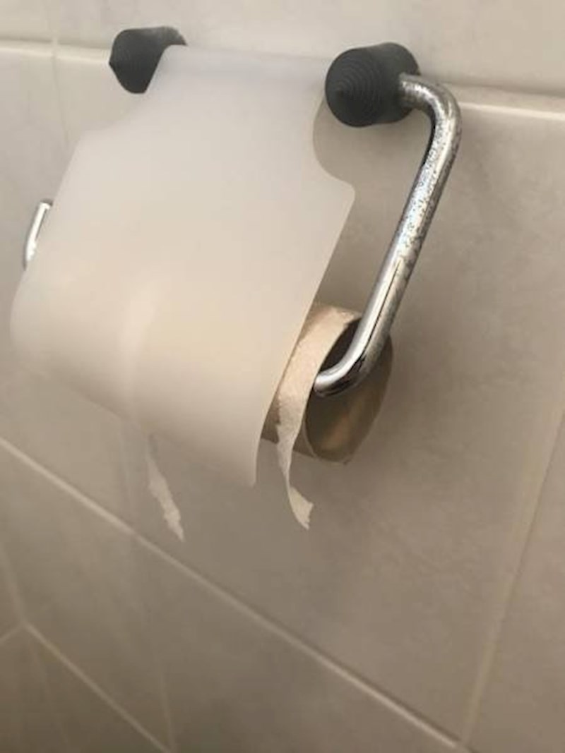 "Koliki nesretnik moraš biti da ti se ovo dogodi u gostima nakon hitnog obavljanja nužde?"