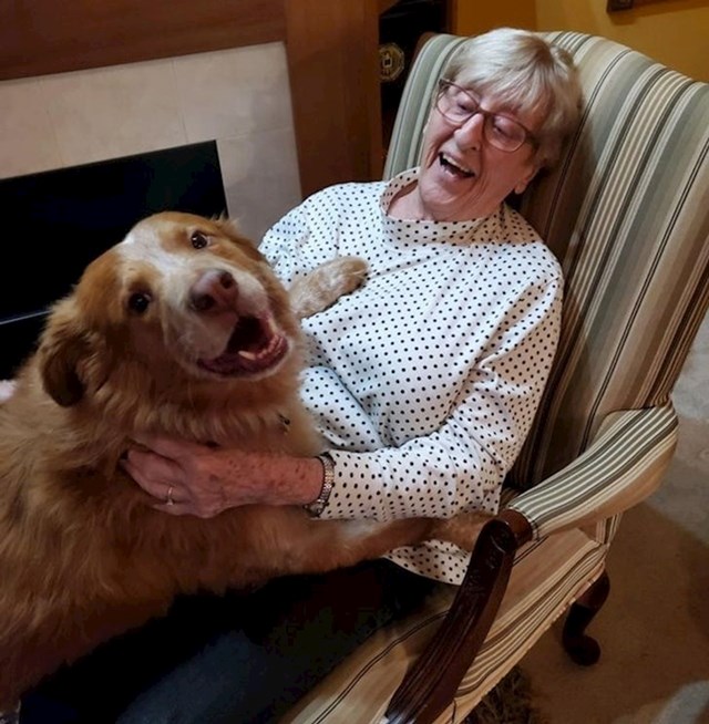 Pas joj je došao čestitati 89. rođendan.