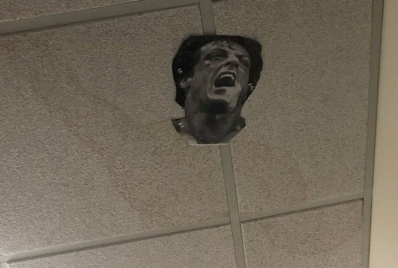 "Nisam znao zbog čega je netko zalijepio Rockyja Balbou na plafon ureda, a onda sam vidio oblik mrlje oko njegove slike..."