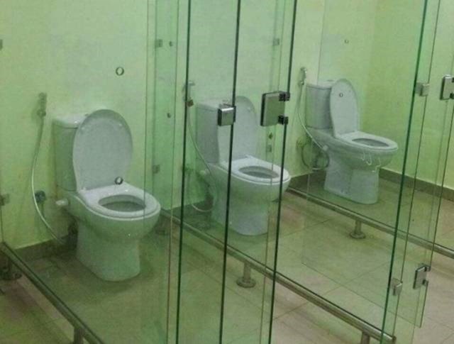 Tko bi se usudio obavljati nuždu u ovom WC-u?