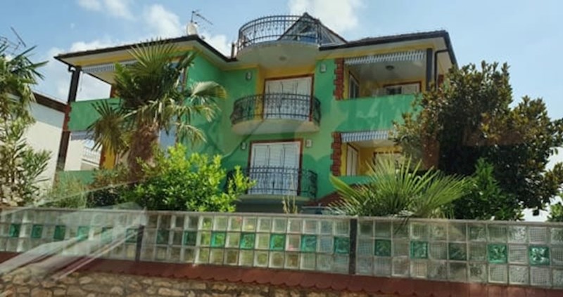 Kako je ovo uopće legalno!? Pogledajte najružnije kuće na hrvatskoj obali