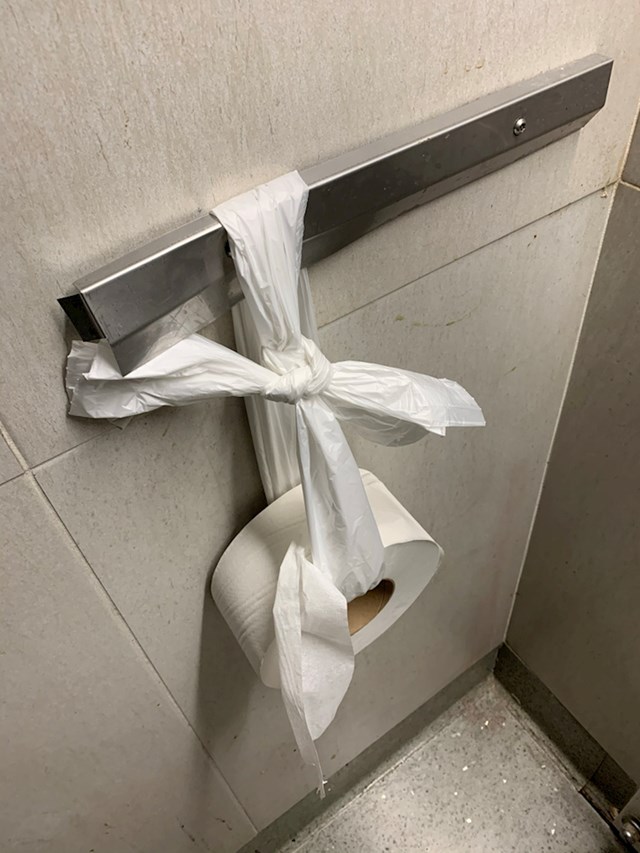 Netko je u WC-u imao zanimljivo rješenje.