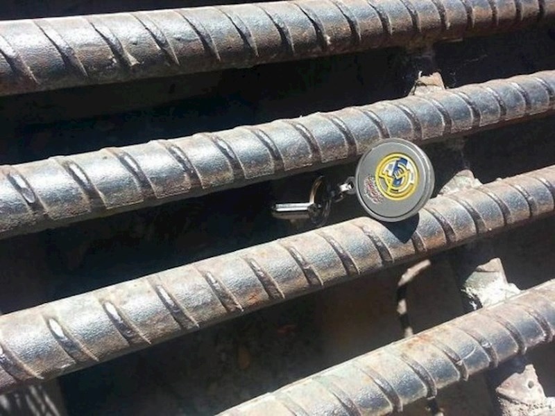 Malo je falilo da mu ključevi završe u kanalizaciji.