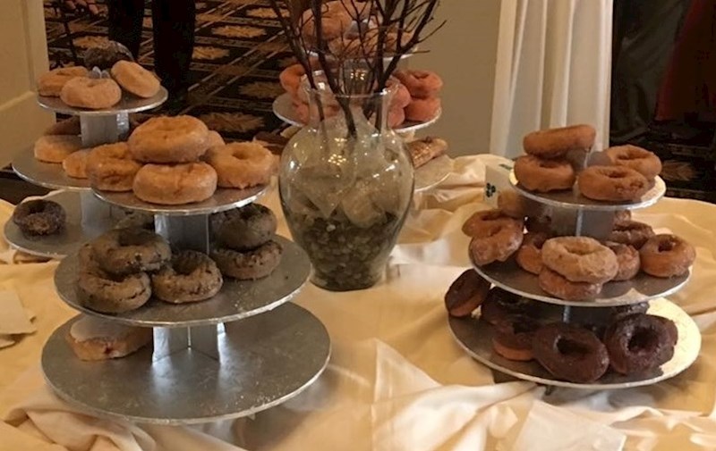 Na vjenčanju su umjesto torte poslužili krafne. I mladoženja i mladenka rade u policiji.