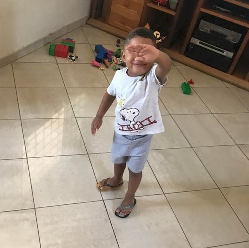 Bio je uvjeren da ga nitko ne vidi ako ovako stavi ruku.