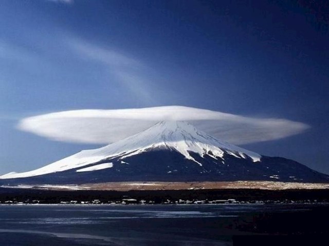 Ovako izgleda lentikularni oblak iznad japanske vulkanske planine Fuji.