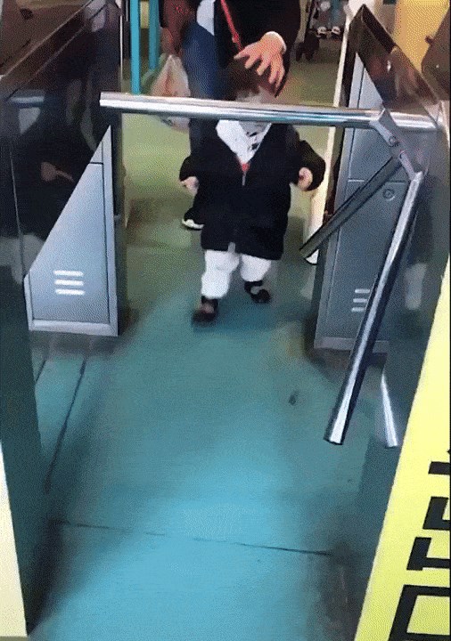 Simpatična reakcija preopreznog dječačića nasmijala je ostale, pogledajte kako je pazio na glavicu