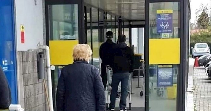 Čekali su u redu kako bi ušli u supermarket, a onda su ugledali smiješan prizor
