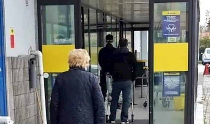 Čekali su u redu kako bi ušli u supermarket, a onda su ugledali smiješan prizor