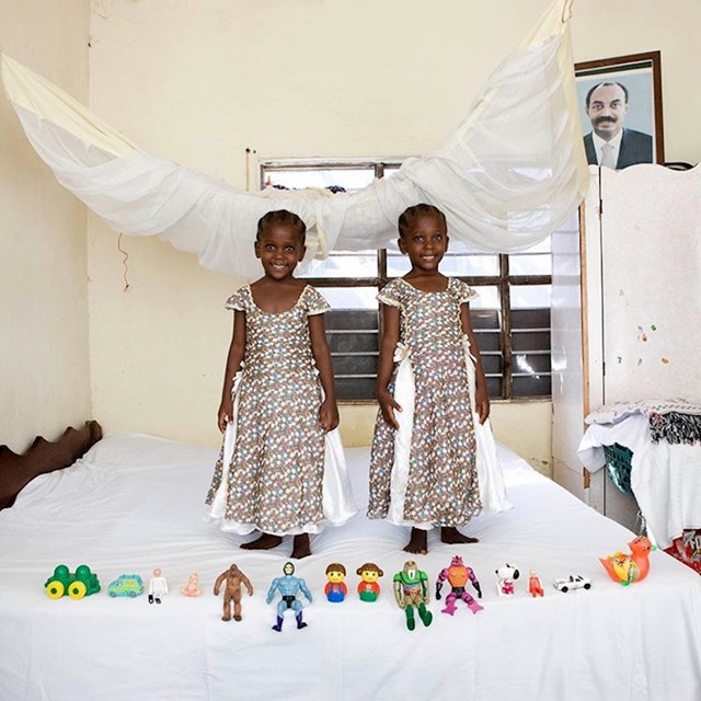 Fotograf je slikao djecu iz svih krajeva svijeta i otkrio koje su njihove omiljene igračke. Ovo je slika iz Zanzibara. 🙂