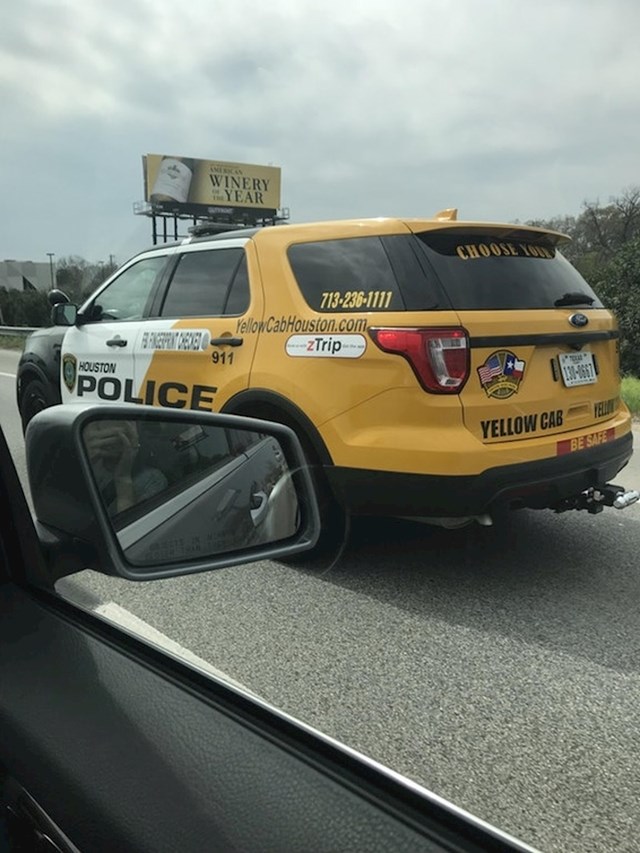 Policija koja izgleda kao taksi