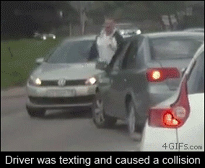 Osoba tijekom vožnje tipkala na mobitelu pa uzrokovala sudar, drugi vozač je burno reagirao
