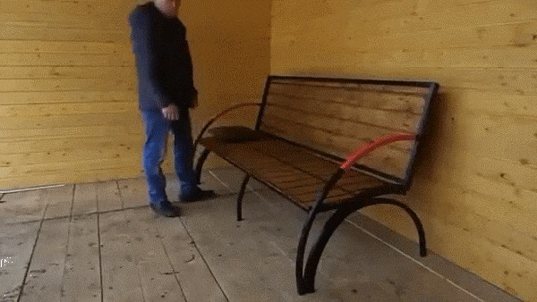 Na prvi pogled izgleda kao najobičnija klupa, no jednim potezom se može pretvoriti u nešto puno bolje