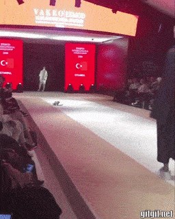 Modeli hodaju po pisti, a mačka leži i napada ih: Catwalk je nakon ovoga dobio jedno sasvim novo značenje