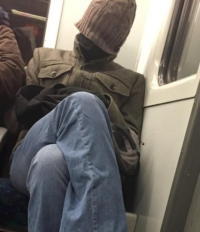 "Ovaj lik je sjedio preko puta mene u metrou. Očito nije osoba koja voli rano buđenje."