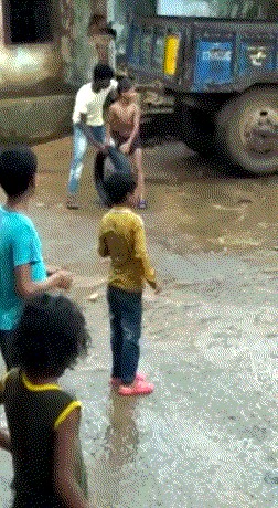 Ova djeca nemaju računala i skupe mobitele pa se igraju na čudan i pomalo nevjerojatan način