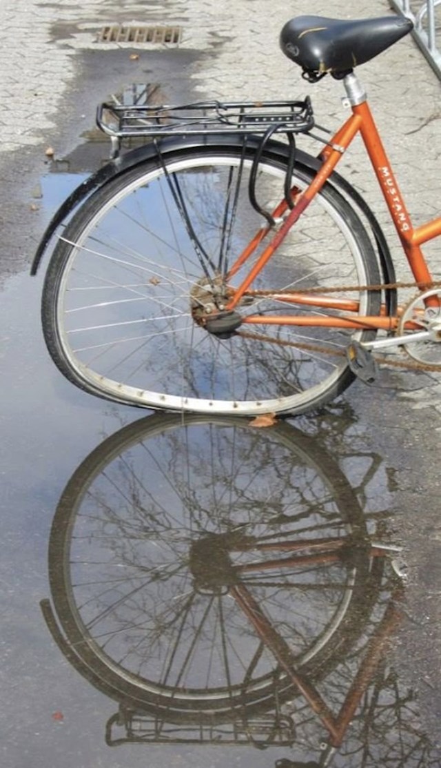 Ovaj kotač u refleksiji izgleda sasvim OK... u stvarnosti i ne baš.