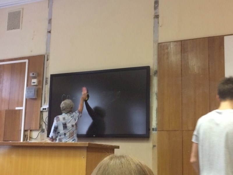 Starija profesorica je pisala po velikom TV-u jer je mislila da je školska ploča.