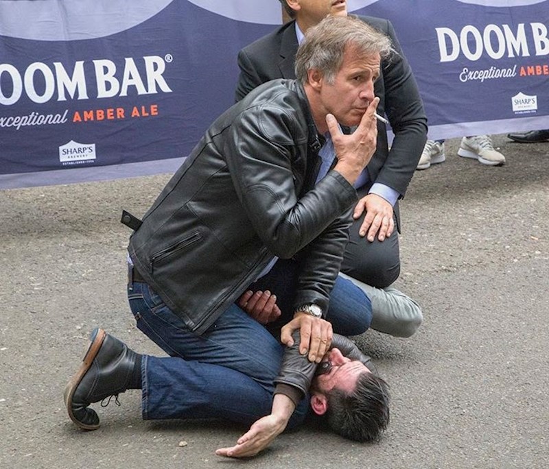 Obični građanin uhvatio je lopova i čekao da policija dođe, bio je toliko smiren da mu ni cigareta nije ispala iz ruke.