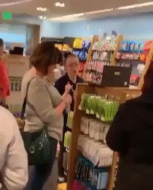 Radnica dućana prišla ženi kako bi joj pomogla, ova nije znala bi li se smijala ili plakala