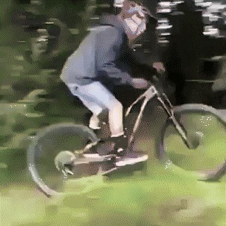 Liku se odjednom prevrnuo bicikl, kad vidite što se dogodilo, shvatit ćete da nije smotan nego pravi majstor