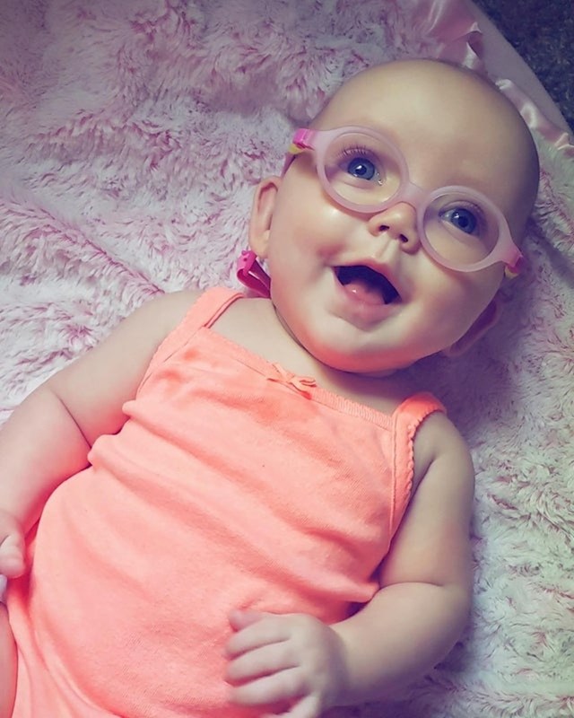 "Prije tri mjeseca rečeno nam je da je naša novorođena kćer slijepa. Prije dva tjedna samo saznali da su pogriješili. Danas je dobila naočale."