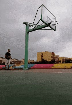 Lopta mu je ostala na konstrukciji koša, a onda je napravio veliku glupost