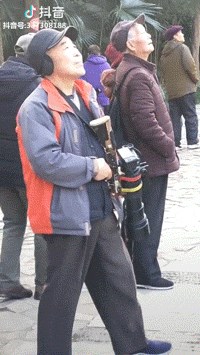 TURIST S PUŠKOM? Nije riječ o teroristu, pogledajte što ovaj muškarac zapravo radi