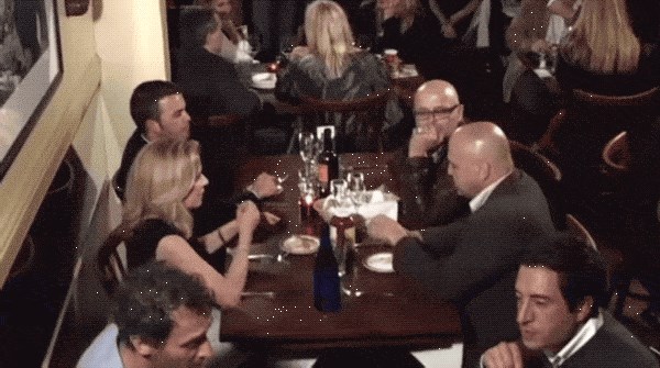 Konobarici se dogodila gadna nezgoda, neki gosti su dobili dodatni ručak