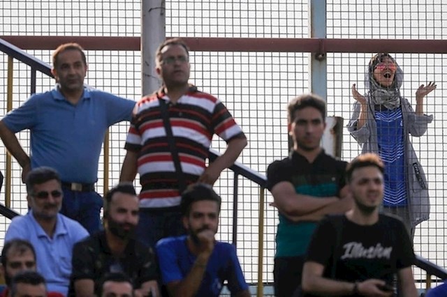 Djevojka iz Irana uživa u utakmici iza ograde jer joj nije dopušten ulazak u stadion.