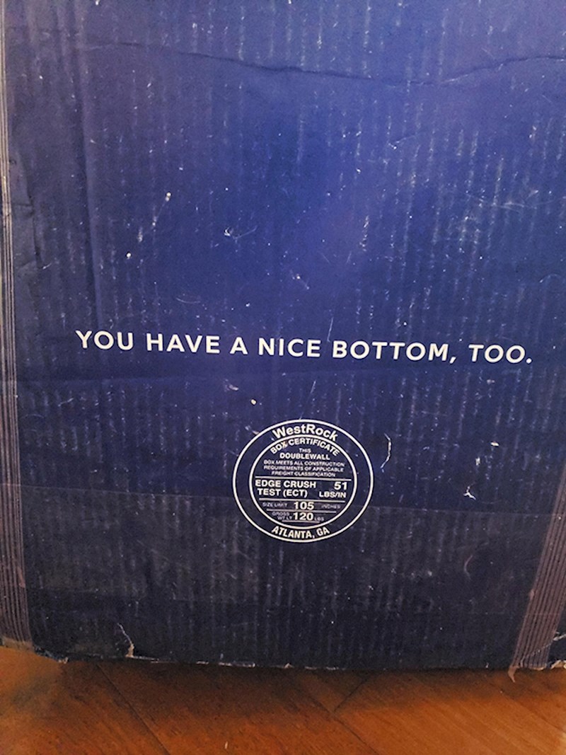 Netko je okrenuo donju stranu kartonske kutije, evo što je pisalo.