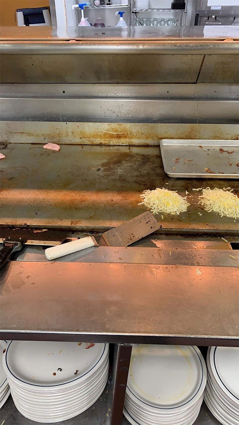 Pokazao je koliko je bilo prljavo kad se vratio na posao kako bi odradio svoje zadnje dana na radnom mjestu.