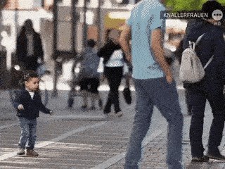 Žena je u gradu vidjela izgubljenu malu djevojčicu, pomogla joj je na neočekivan način