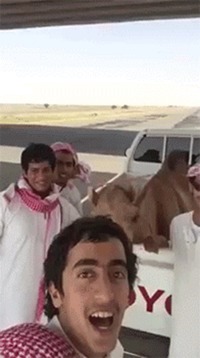 Grupa Arapa napravila je najbolji selfie ikad, a u tome im je pomogla jedna vesela deva