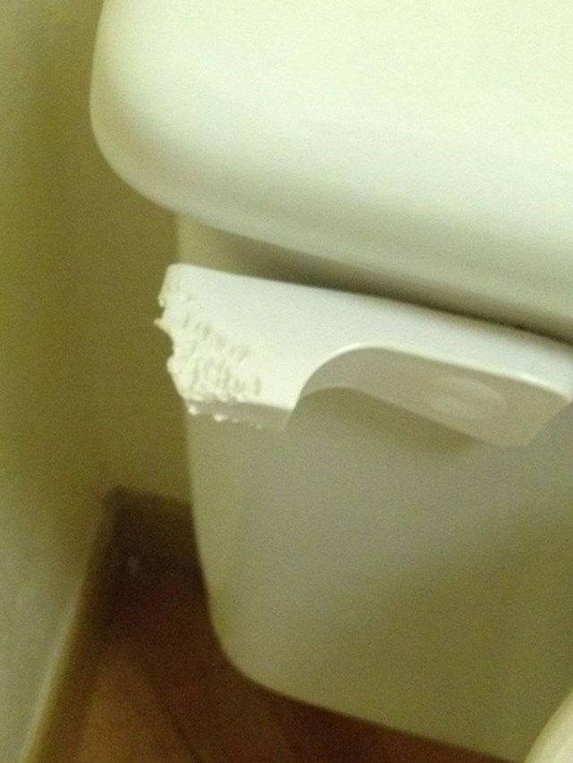 Kako komentirati tragove ugriza na ručici na WC-u?