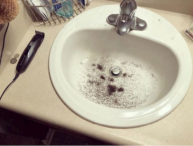 Ako u kući imate muškarca s bradom ili brkovima, umivaonik vam vjerojatno često izgleda ovako.