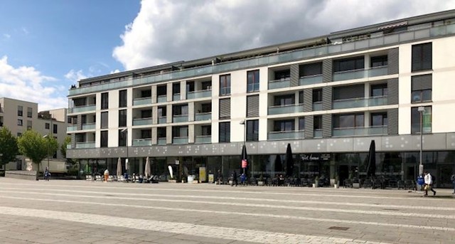Velika poruka na Brailleovom pismu na zgradi...