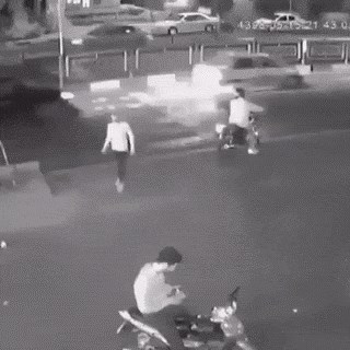 Zaustavili su se kako bi motoristu ukrali mobitel, no on se odlično snašao