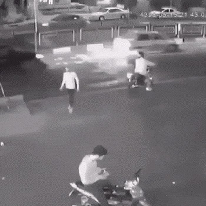 Zaustavili su se kako bi motoristu ukrali mobitel, no on se odlično snašao
