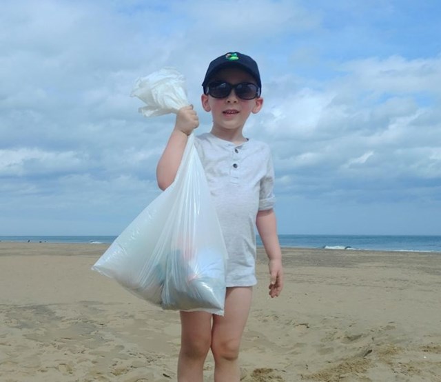 "Naš sin se nije htio igrati u pijesku, htio nam je pomoći da očistimo plažu."