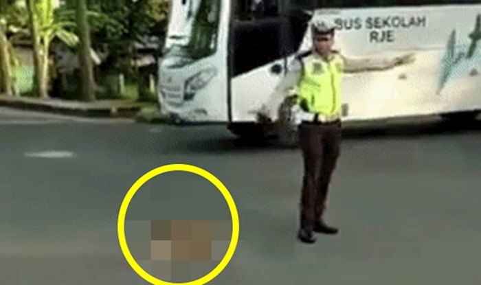 Prolaznik je snimio smiješnu scenu na raskrižju, pogledajte što je prometni policajac radio
