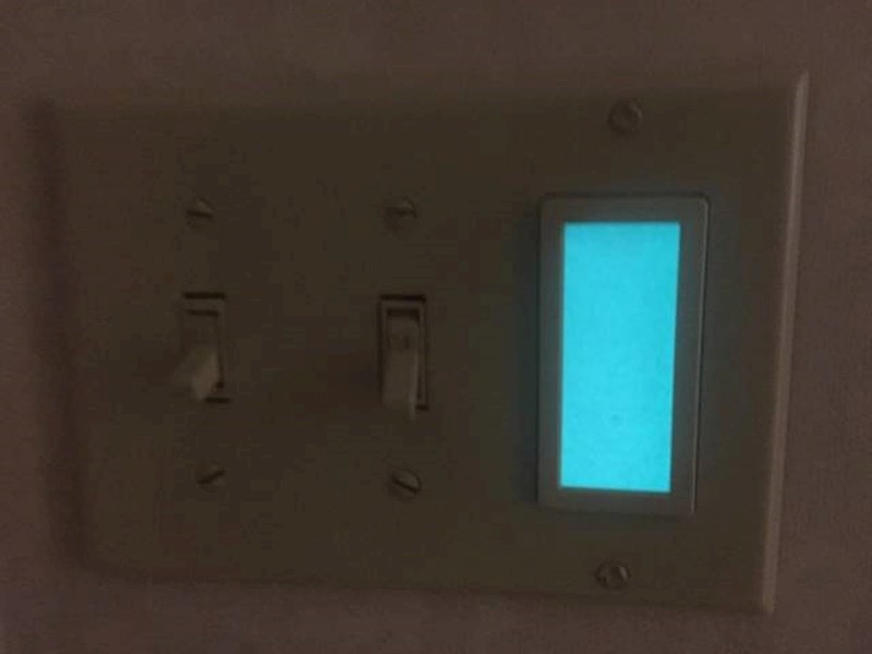 U hodniku je mrak, a vi morate upaliti svjetlo? Nema problema, ovaj svijetleći dio će vam pomoći da nađete prekidače.