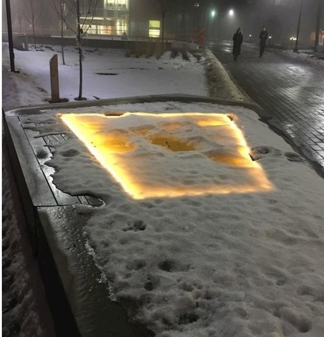 Rasvjeta prekrivena snijegom izgleda kao portal u neku drugu dimenziju.