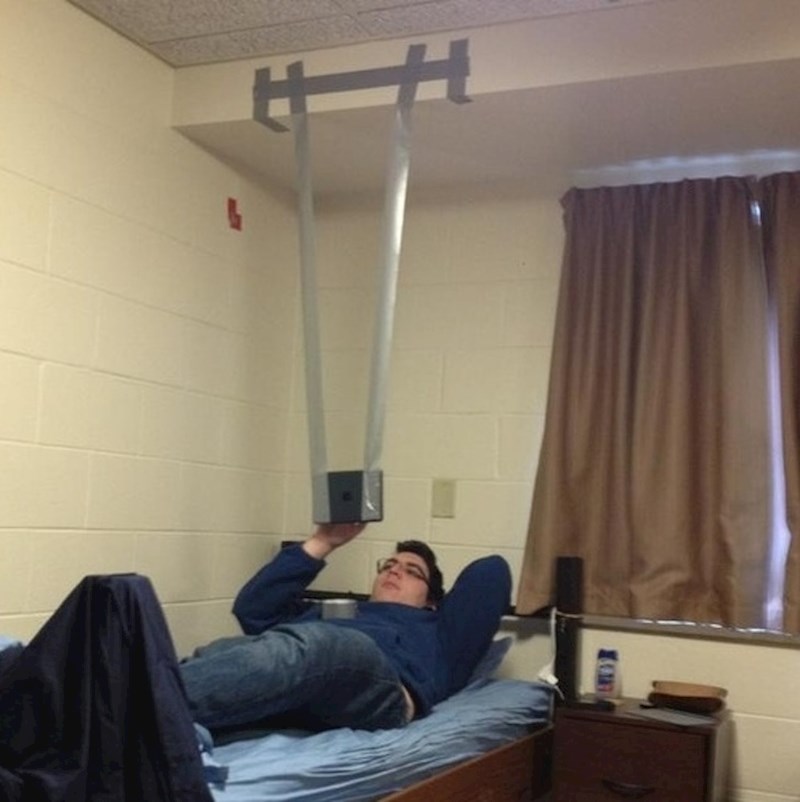 Ovako ne mora držati tablet u ruci.