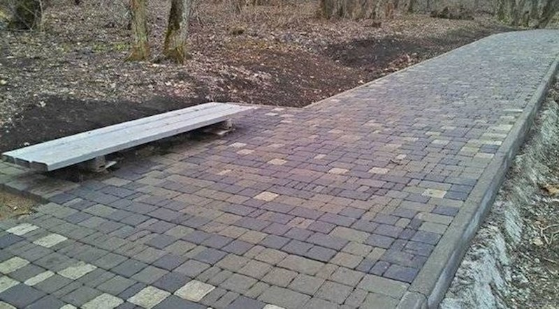 Čini se da su jedan dio klupe potpuno zaboravili...