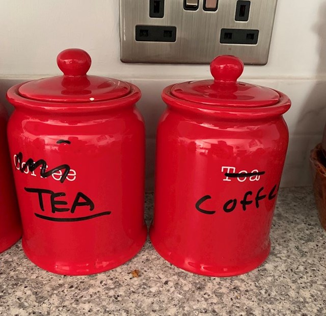 Mama je u spremnik za kavu slučajno stavila čaj, a u spremnik za čaj kavu. Problem je riješila na najgluplji moguć način.